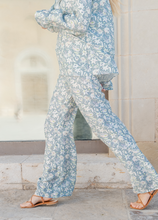 Cargar imagen en el visor de la galería, PANTALÓN BARAKAH FLORES AZULES