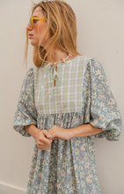 Load image into Gallery viewer, VESTIDO HABIBI FLORES AZULES